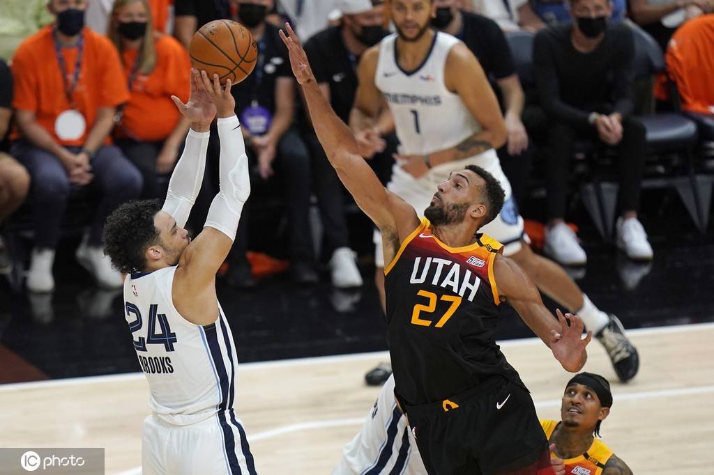 国王强势公牛，萨姆·米切尔送出助攻的简单介绍