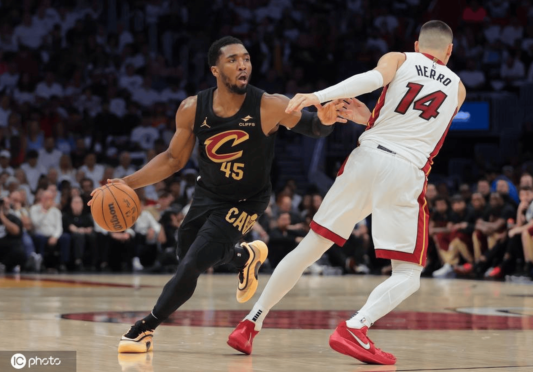 开云官网-76人横扫法国男篮，米切尔打破历史纪录