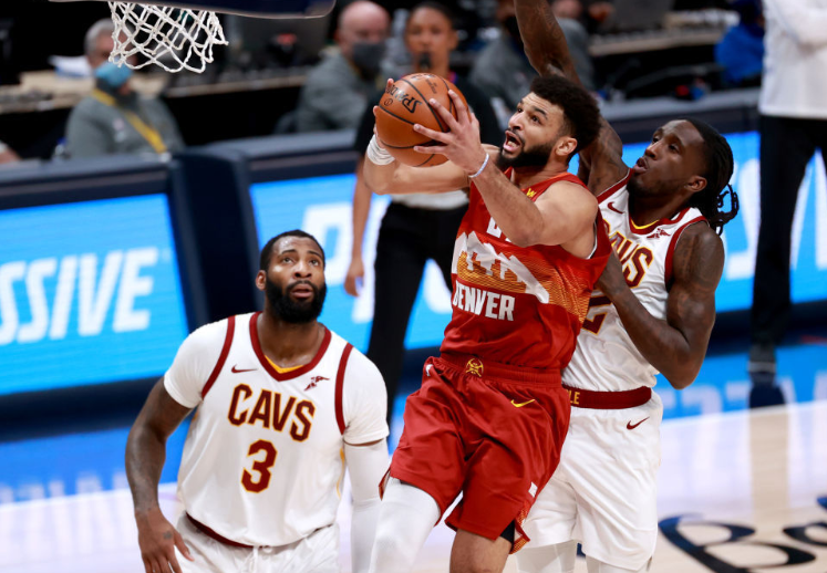 包含篮网球员庆祝场上表现，掀起全场高潮的词条