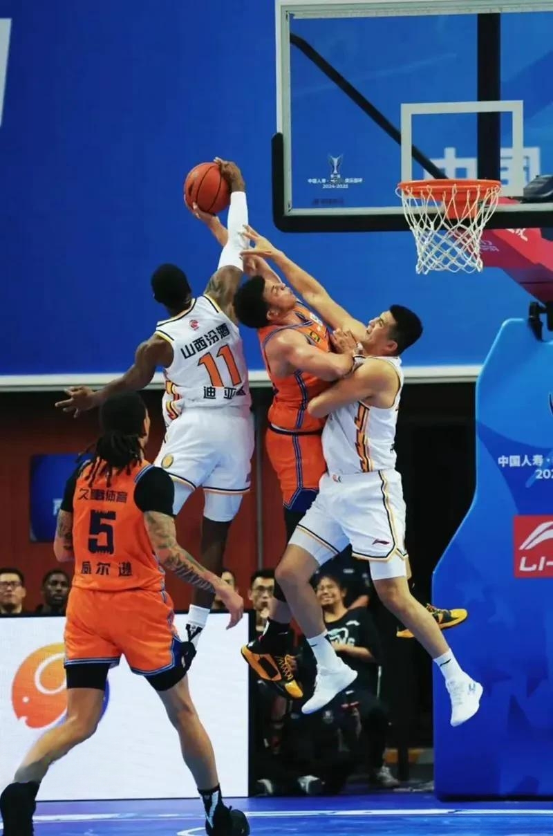 上海男篮上演逆转,惊险战胜江苏队 上海男篮上演逆转,惊险战胜江苏队