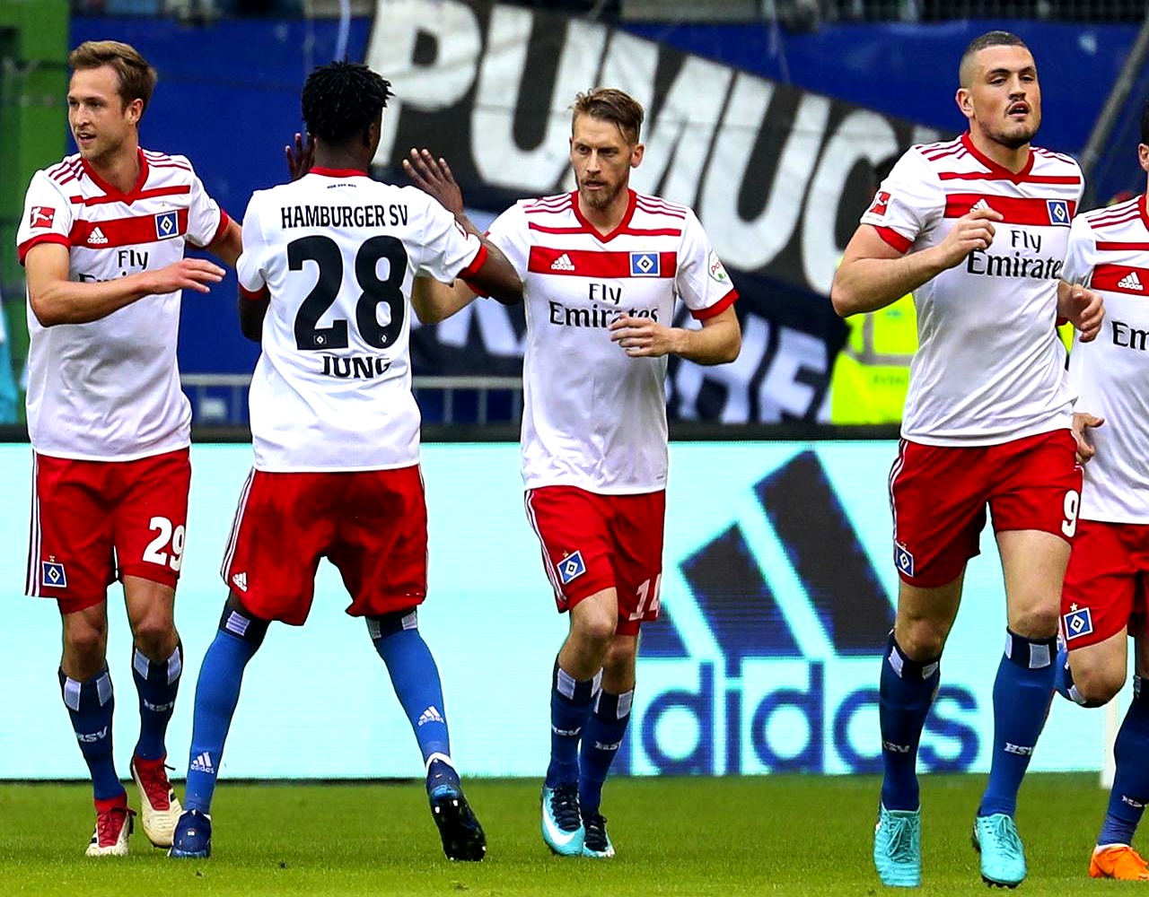 汉堡球队迎战对手，取得双杀胜利