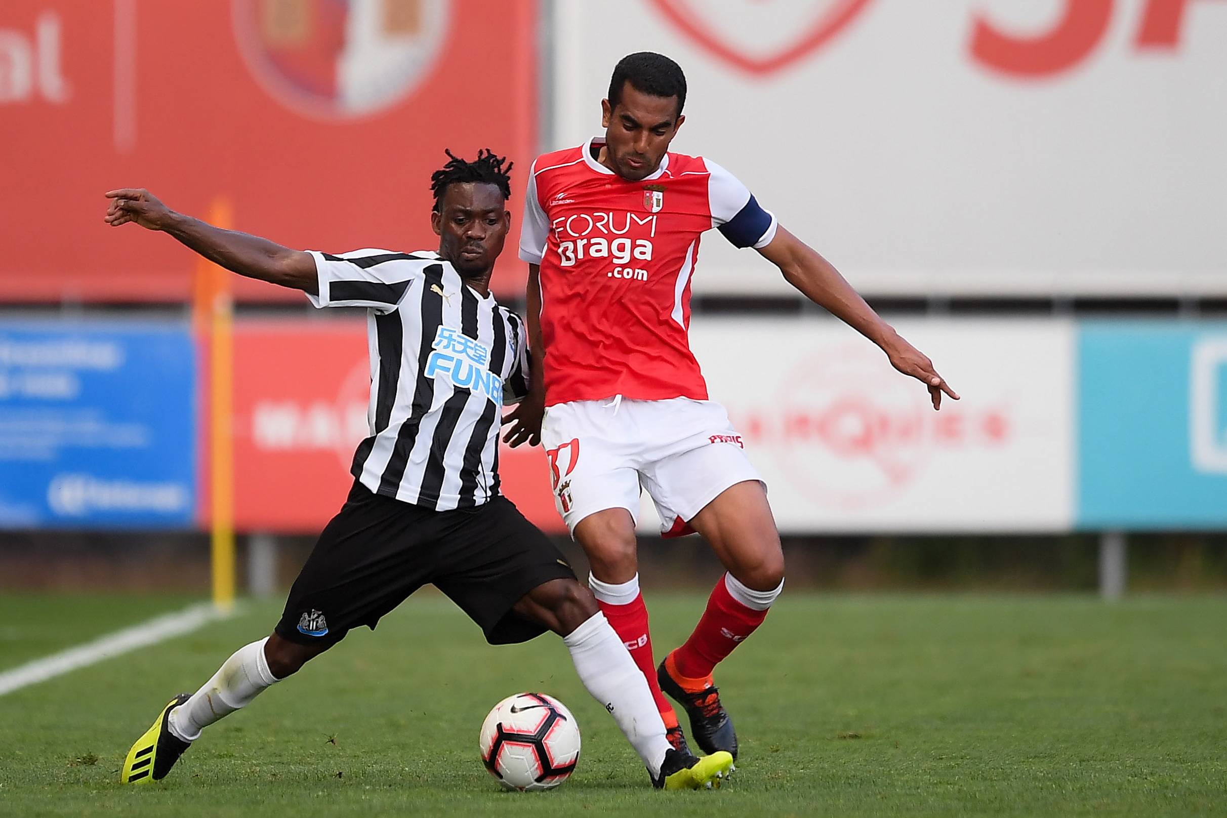 汉堡球队迎战对手，取得双杀胜利