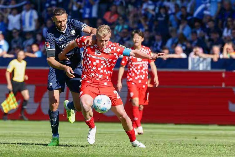 弗莱堡队成功击败对手，取得胜利