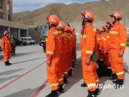 西藏队在场上比拼中压过对手