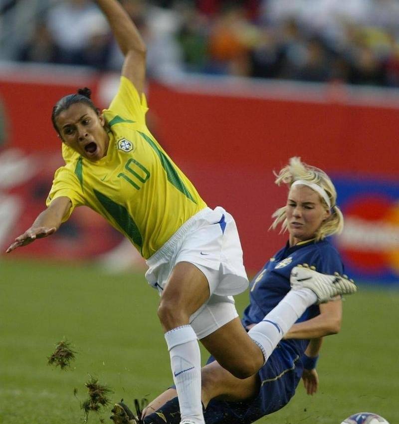 开云下载-巴西女足队长传授青年球员技巧