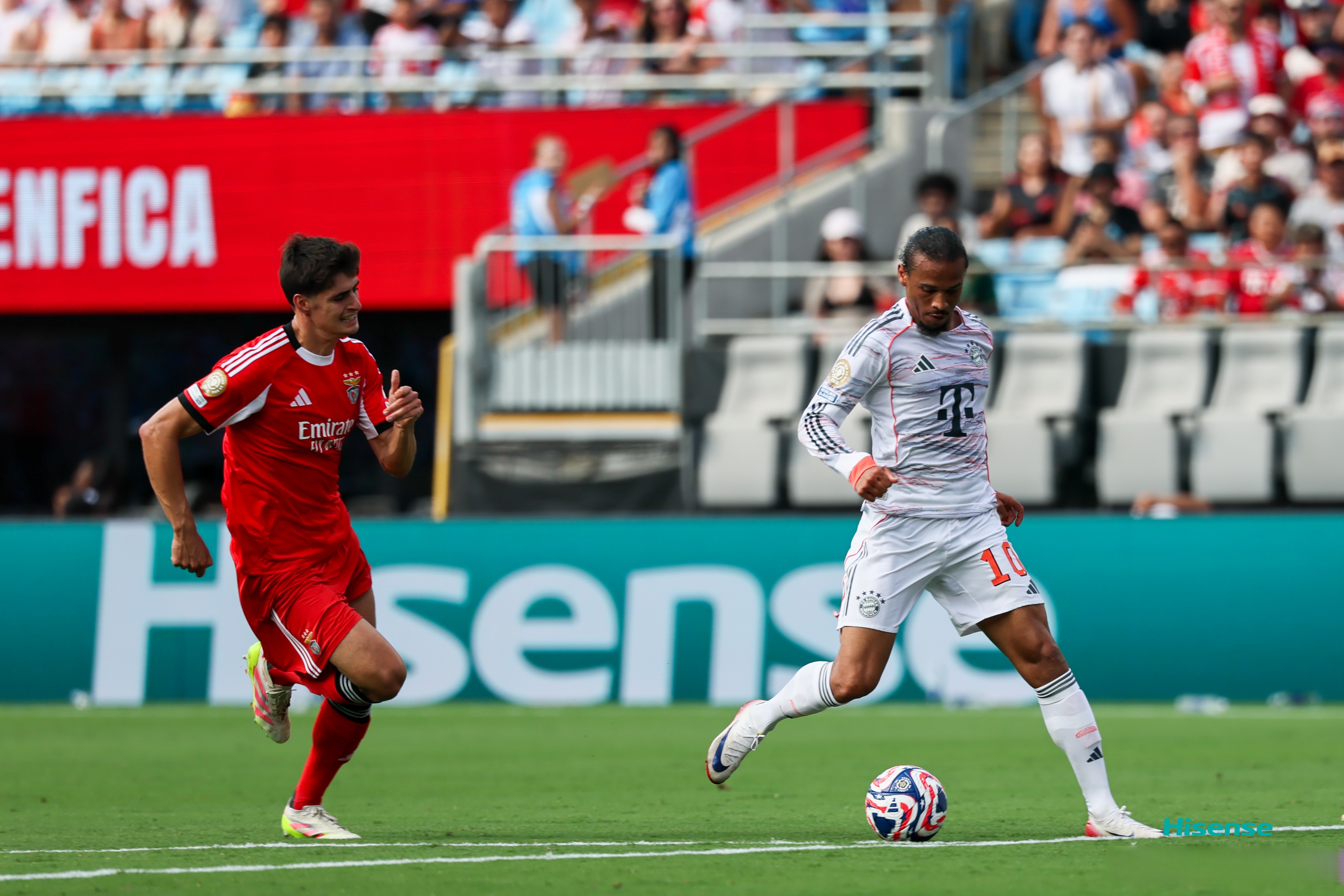 包含拜仁慕尼黑主场比大胜霍芬海姆，德甲榜首位置保持的词条