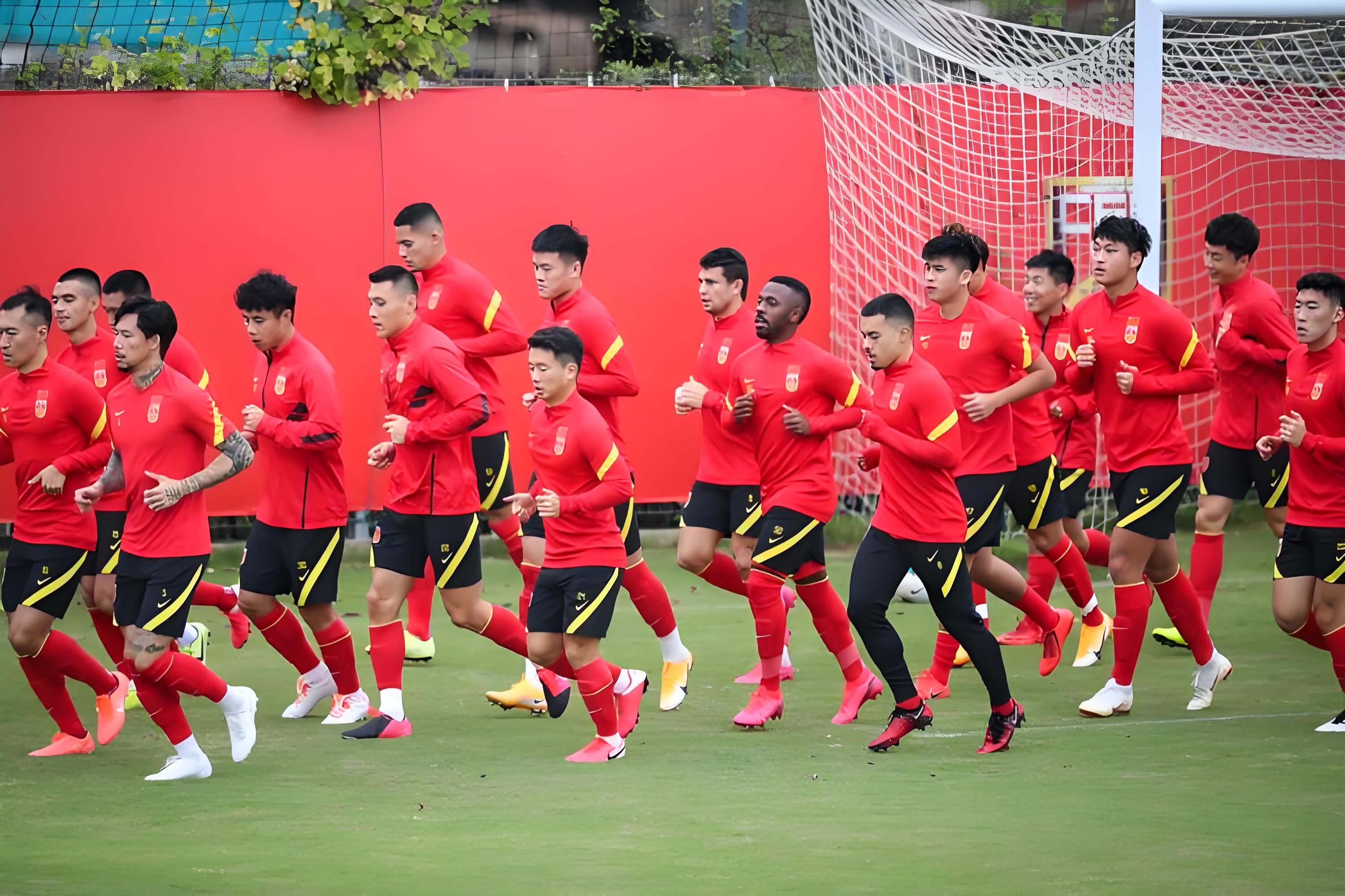 关于对手实力均衡的国内足球联赛上演激烈争夺的信息