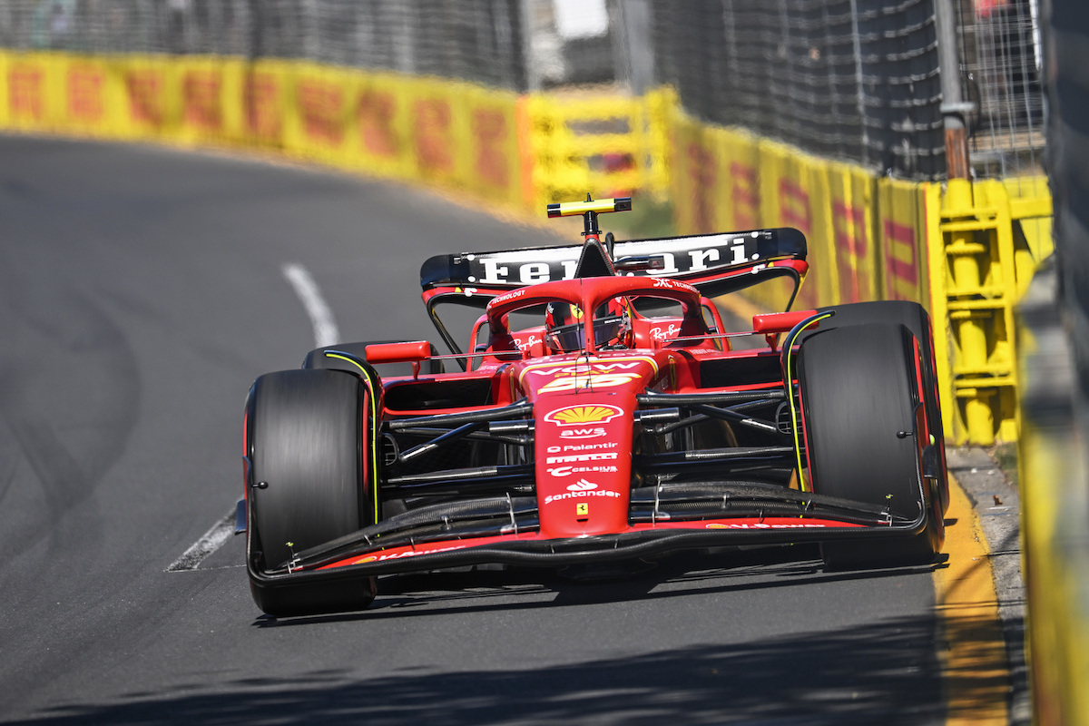 包含红牛车队鏖战红牛二队，佩雷兹统治全场的词条