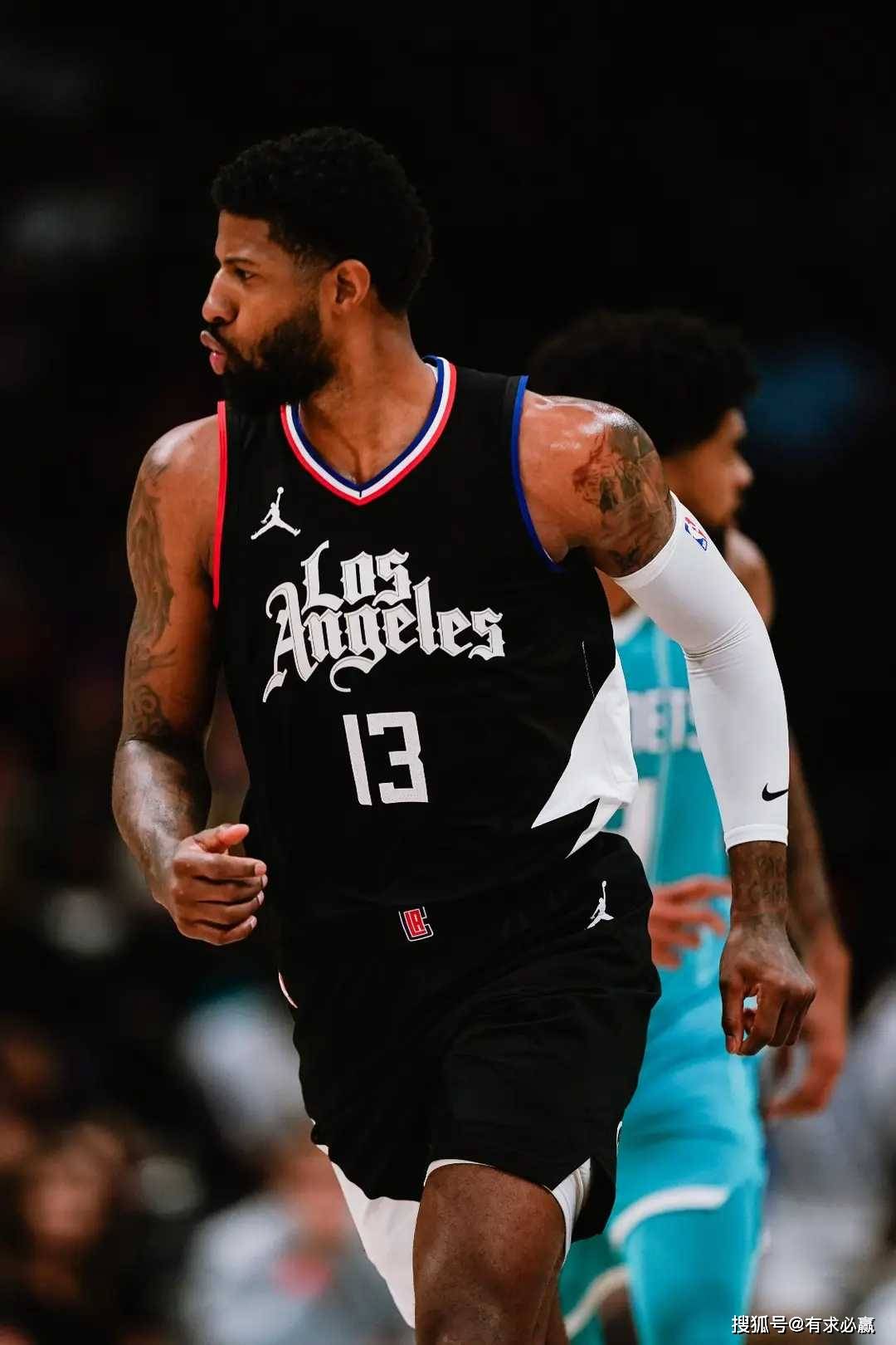 包含魔术横扫步行者，乔治统治全场的词条